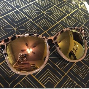 GUESS ROSE GOLD STUDDED SUNGLASSES